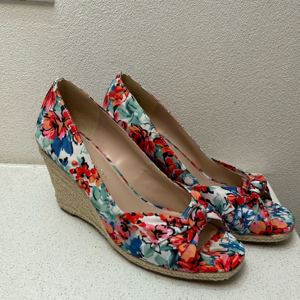 🦋 Kelly and Katie cute spring summer floral patterned wedges. Size 8.